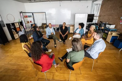 Líderes conversando en un grupo pequeño